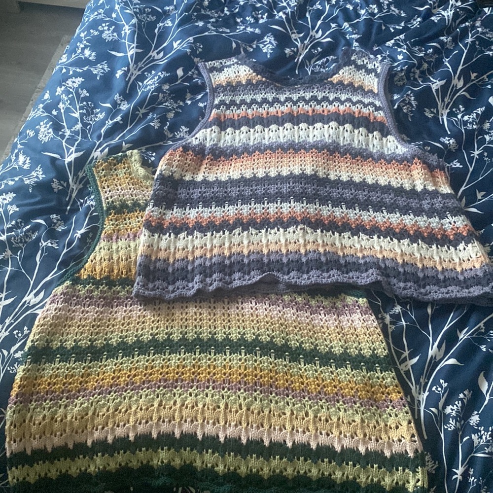 These are knitted sweaters/tops not are XL and both are comfortable